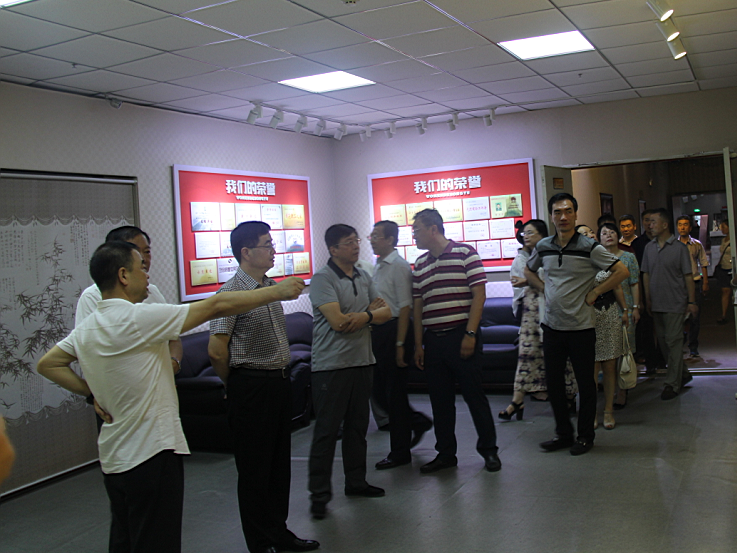 市当局姜德印副秘书长经信委主任杨绪彪一行光临集团观摩领导