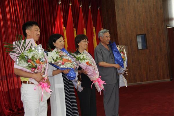 爱心企业同盟的员工代表向走进崇高钻研院辅导致敬献花.jpg 爱心企业同盟的员工代表向走进崇高钻研院辅导致敬献花.jpg