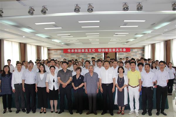 与会辅导与员工合影留想.jpg 与会辅导与员工合影留想.jpg