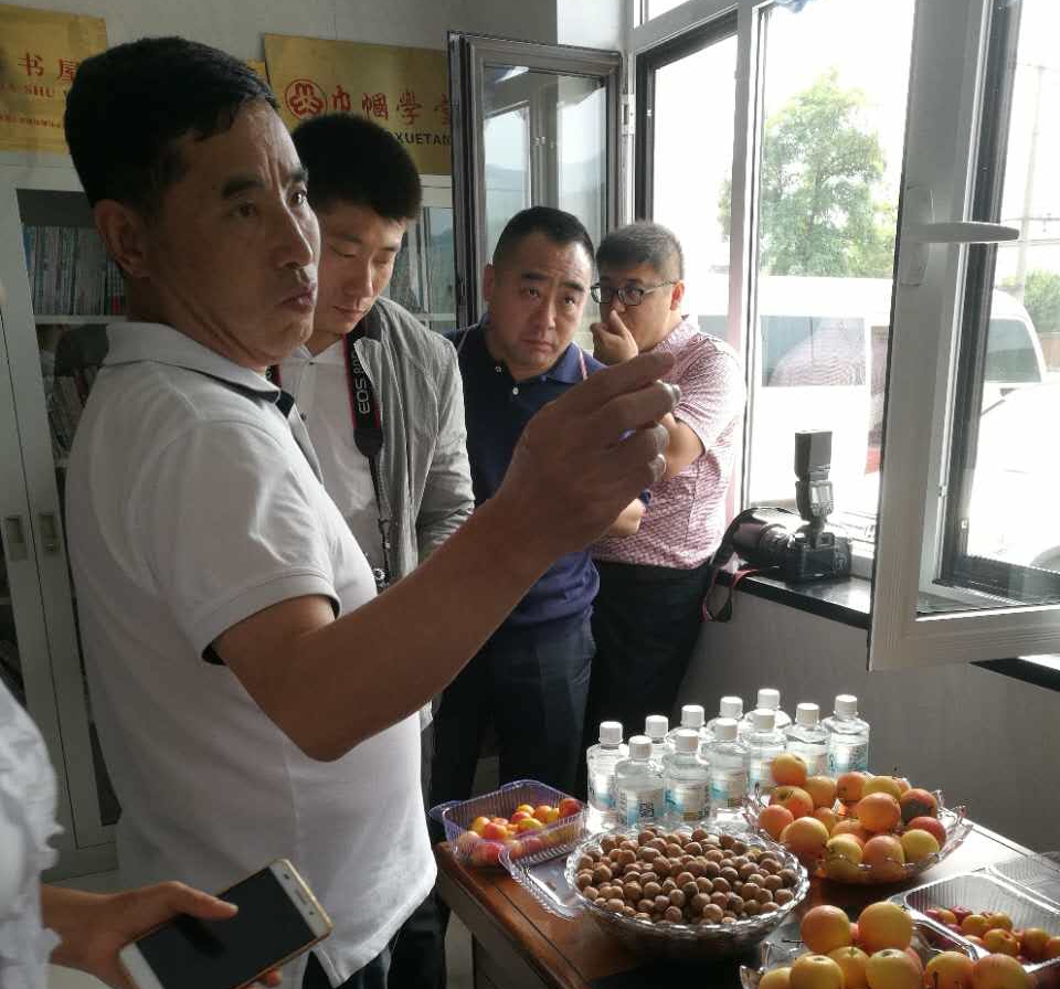 辽阳市人大辅导视察刘家村智慧村落建设及精准扶贫工作2.jpg 辽阳市人大辅导视察刘家村智慧村落建设及精准扶贫工作2.jpg