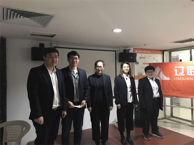 辅导为第一名前锋队组员颁奖.jpg 辅导为第一名前锋队组员颁奖.jpg