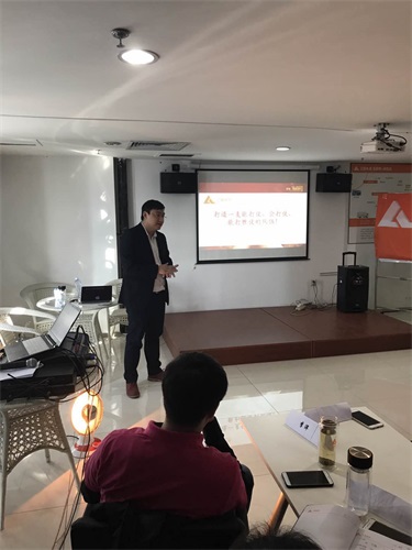 三位辅导为员工授课l.jpg 三位辅导为员工授课l.jpg