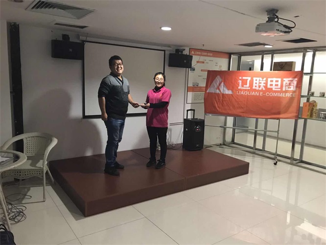 辅导为阳光队队长颁奖.jpg 辅导为阳光队队长颁奖.jpg
