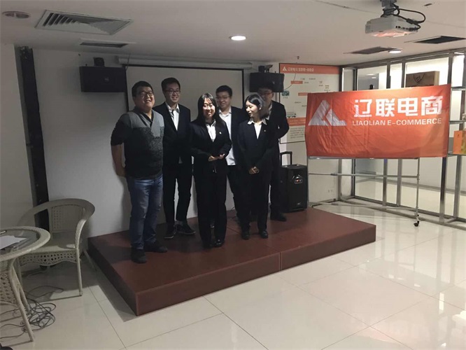 辅导为第二名飞跃队组员颁奖.jpg 辅导为第二名飞跃队组员颁奖.jpg