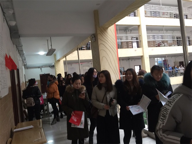 长春景华学院招聘会现场.jpg 长春景华学院招聘会现场.jpg