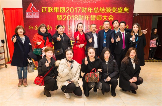 SA视讯服务表包公司与董事长及夫人合影.jpg SA视讯服务表包公司与董事长及夫人合影.jpg