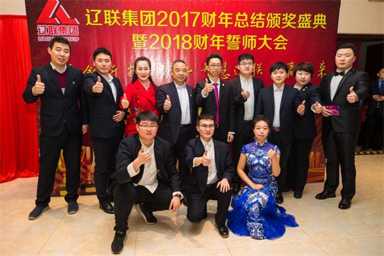 SA视讯电商公司与董事长及夫人合影.jpg SA视讯电商公司与董事长及夫人合影.jpg