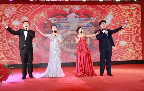 主持人王浩、吴畅、程倩、邹牧达演唱开场歌曲《开门红》.jpg 主持人王浩、吴畅、程倩、邹牧达演唱开场歌曲《开门红》.jpg