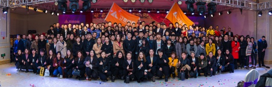 SA视讯集团整个员工合影留想.jpg SA视讯集团整个员工合影留想.jpg