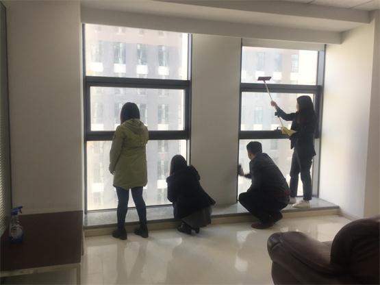 三位辅导带头打扫新办公区卫生1.jpg 三位辅导带头打扫新办公区卫生1.jpg