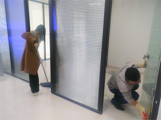 三位辅导带头打扫新办公区卫生2.jpg 三位辅导带头打扫新办公区卫生2.jpg