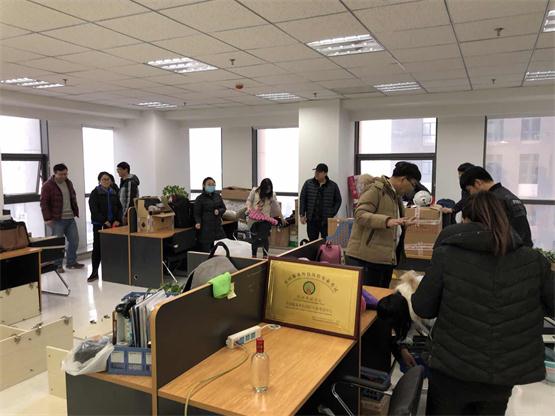整个同事群策群力搬入新办公区.jpg 整个同事群策群力搬入新办公区.jpg