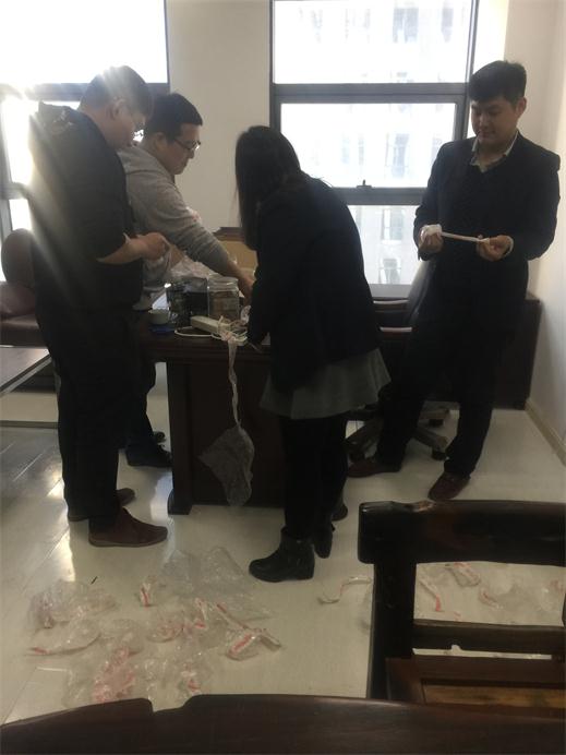 三位辅导带头打扫新办公区卫生.jpg 三位辅导带头打扫新办公区卫生.jpg