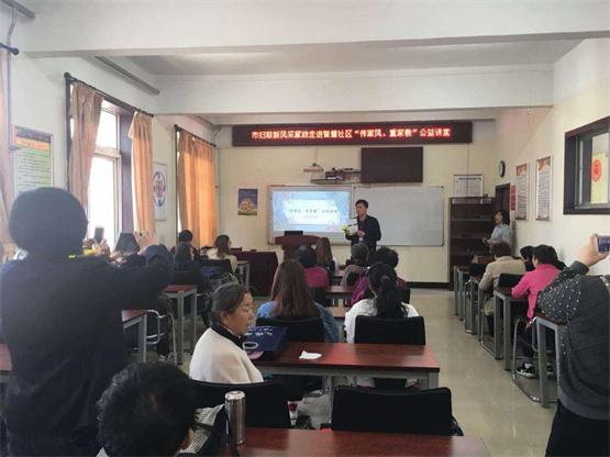 张程为居民介绍智慧社区职能及服务.jpg 张程为居民介绍智慧社区职能及服务.jpg