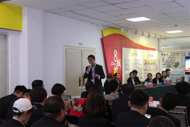 集团党群工作部部长武东做赛前带头讲话.jpg 集团党群工作部部长武东做赛前带头讲话.jpg