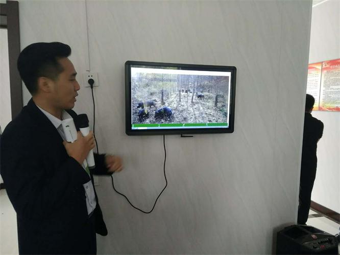 扶贫现场会议2.jpg 扶贫现场会议2.jpg