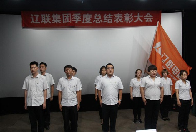 “充斥青春的高慢，为妄想奋力前杏妆