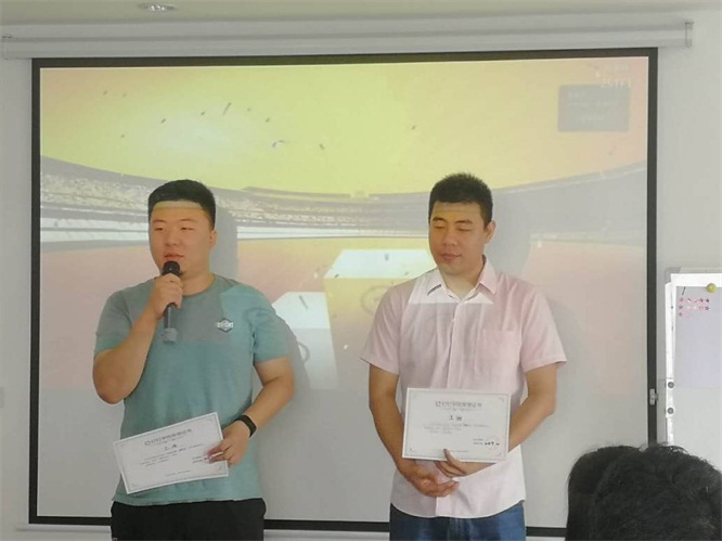 MVP学员王浩与吴斌颁发获奖感言.jpg MVP学员王浩与吴斌颁发获奖感言.jpg