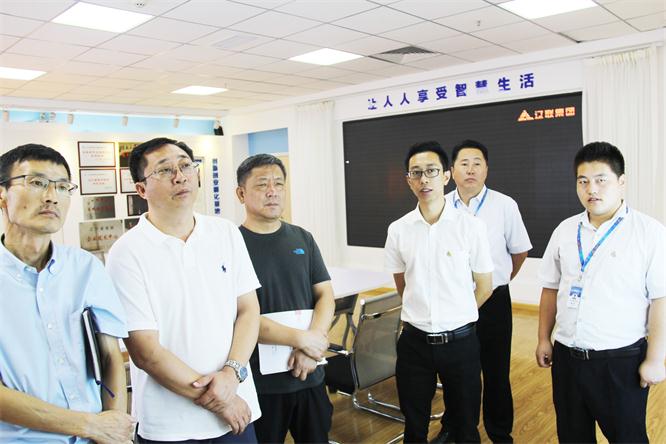 何长军局长一行对财路大数据项目进行相识.jpg 何长军局长一行对财路大数据项目进行相识.jpg