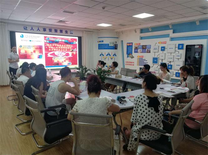 特邀同盟单元--辽东农商银行业务人员进行业务的宣传.jpg 特邀同盟单元--辽东农商银行业务人员进行业务的宣传.jpg