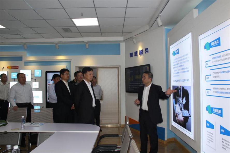 辽阳市市长王一兵光临SA视讯电商调研.jpg 辽阳市市长王一兵光临SA视讯电商调研.jpg