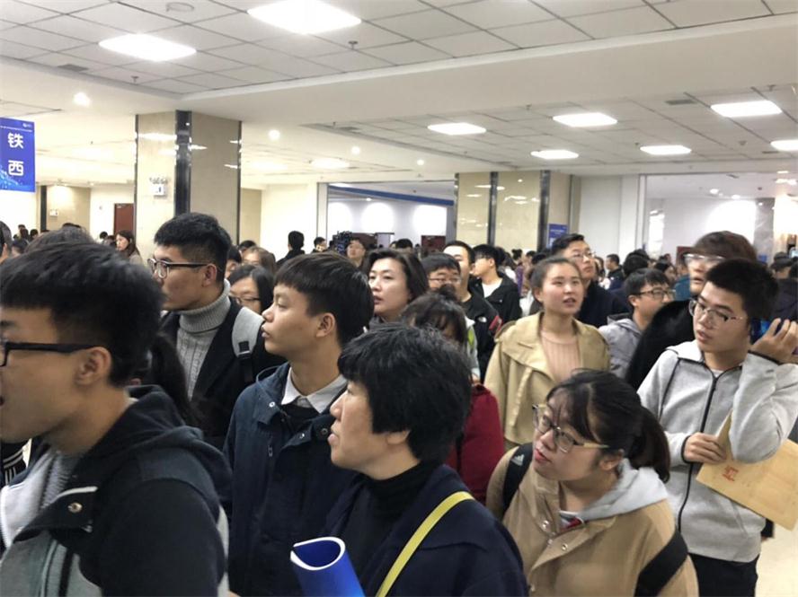 招聘会现场空气热烈.jpg 招聘会现场空气热烈.jpg