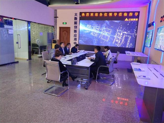 辅导查看申报资料.jpg 辅导查看申报资料.jpg