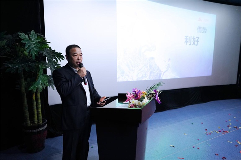 集团董事长做带头讲话.jpg 集团董事长做带头讲话.jpg