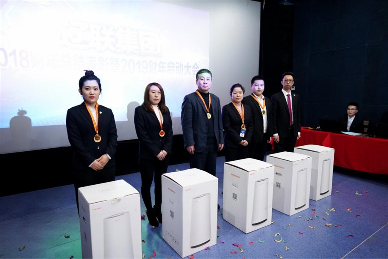 2018财年SA视讯集团风游勇物颁奖.jpg 2018财年SA视讯集团风游勇物颁奖.jpg