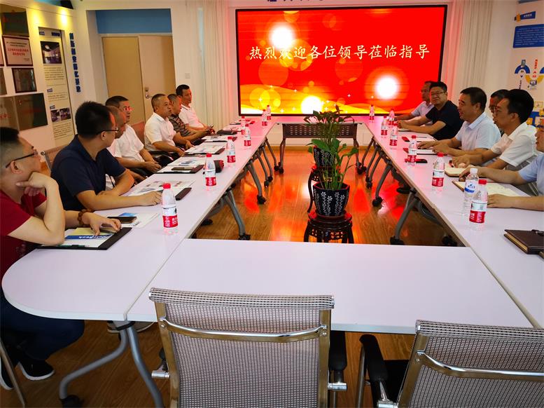 常务副县长王苏龙一行对财路大数据项目进行具体相识.jpg 常务副县长王苏龙一行对财路大数据项目进行具体相识.jpg