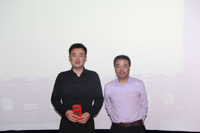 董事长为SA视讯数据北京公司颁奖.jpg 董事长为SA视讯数据北京公司颁奖.jpg