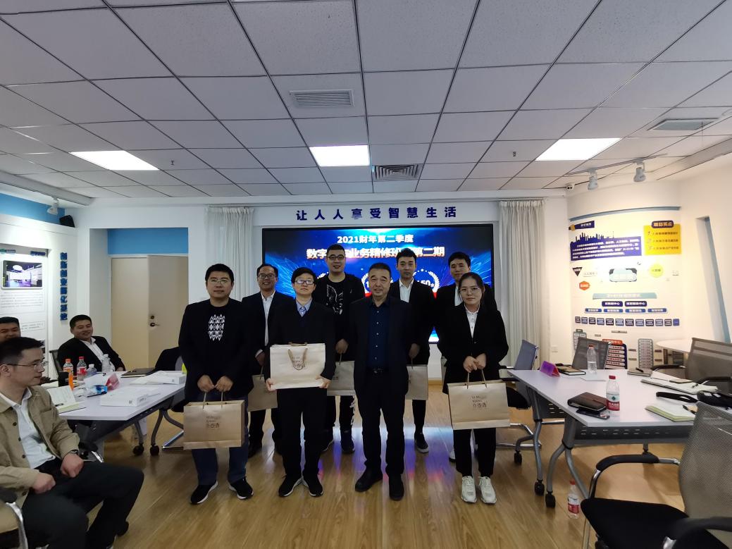 观察组辅导为第一名颁奖.jpg 观察组辅导为第一名颁奖.jpg