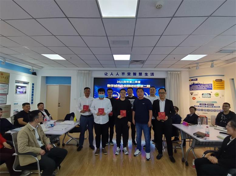 观察组辅导为第二名颁奖.jpg 观察组辅导为第二名颁奖.jpg