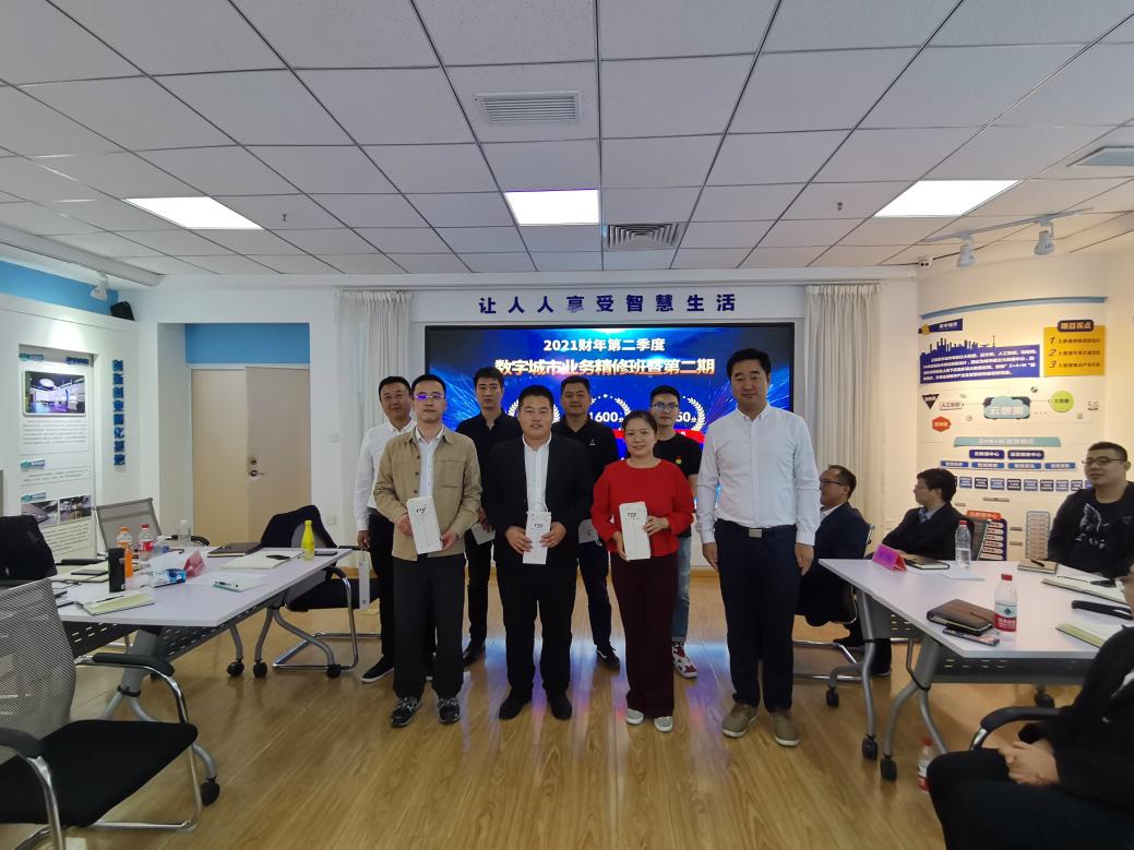 观察组辅导为第三名颁奖.jpg 观察组辅导为第三名颁奖.jpg