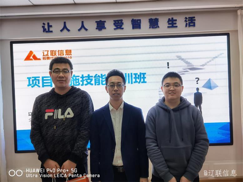 观察组辅导为第一名颁奖.jpg 观察组辅导为第一名颁奖.jpg