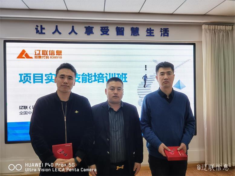 观察组辅导为第二名颁奖.jpg 观察组辅导为第二名颁奖.jpg